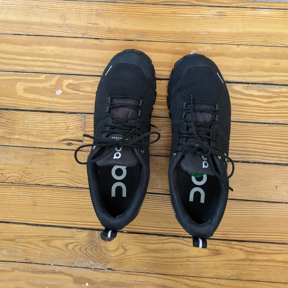 On Cloud - Women's Cloud 5 Waterproof sneakers. Black 81/2